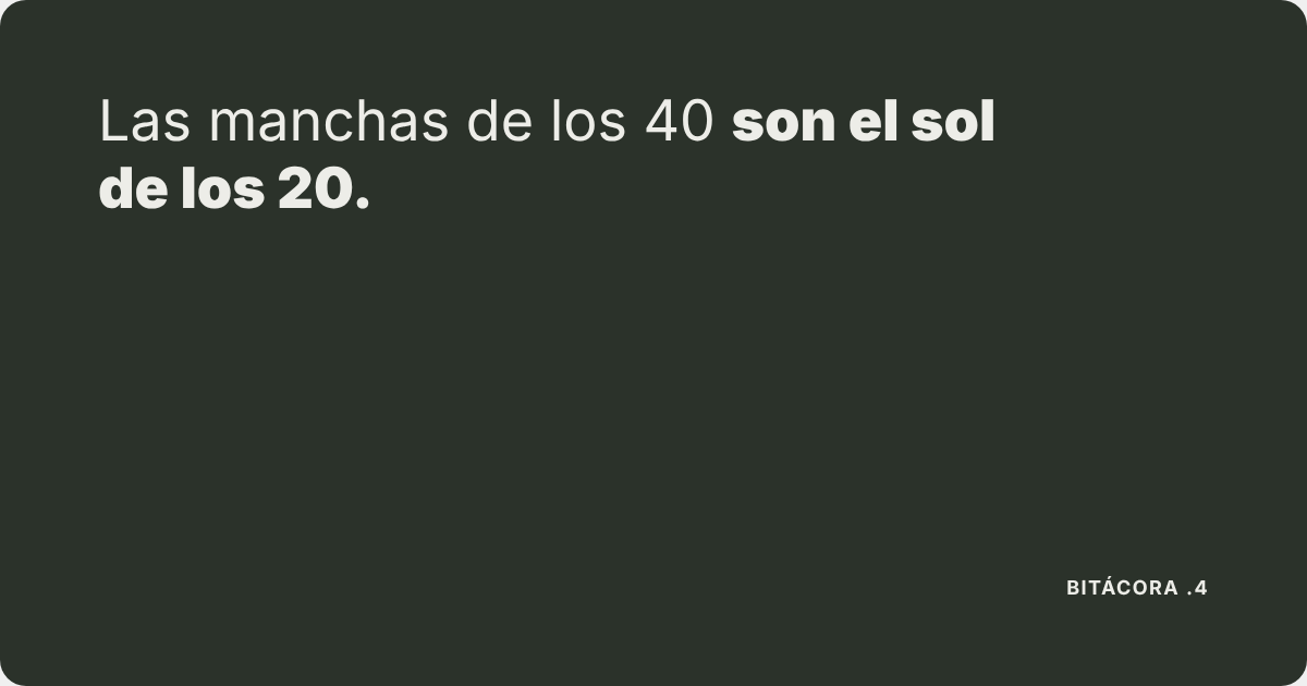 Hombre revisando manchas en la cara